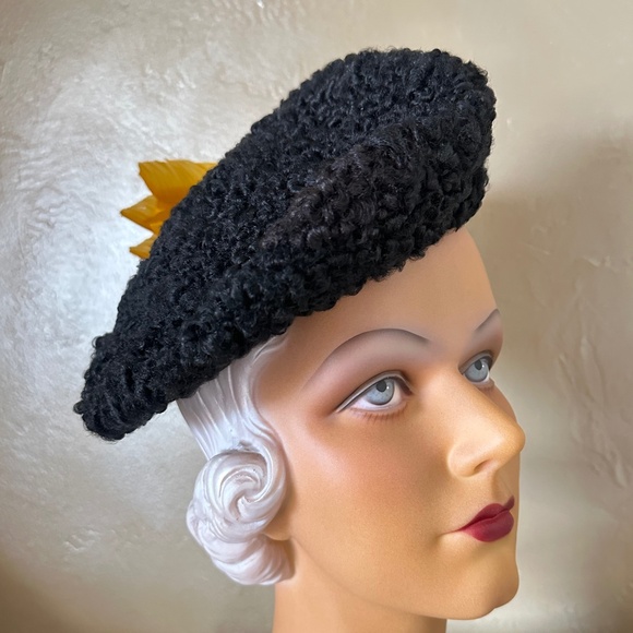 RARE 1940\'s BLACK MOUTON BERET WITH GROSGRAIN ROSETTE & YELLOW CURLY FEATHERS main image 10